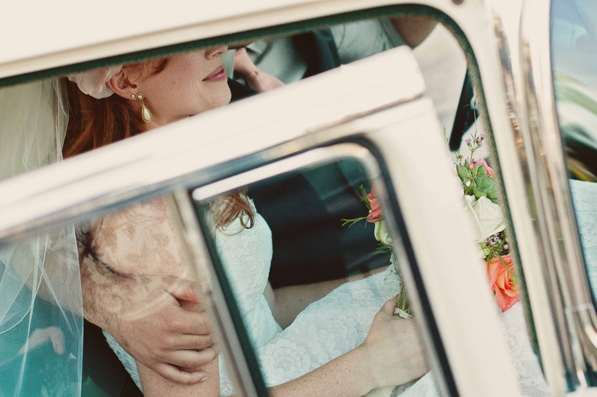 Braut im Auto