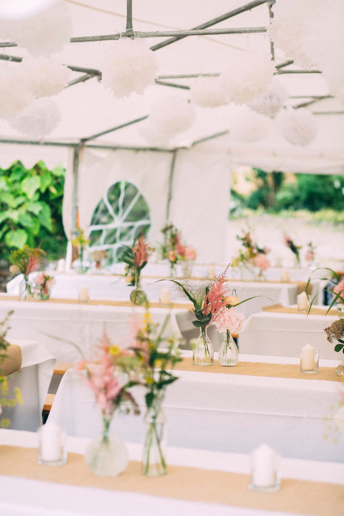 Festzelt mit Blumen und Pompoms bei Hochzeit